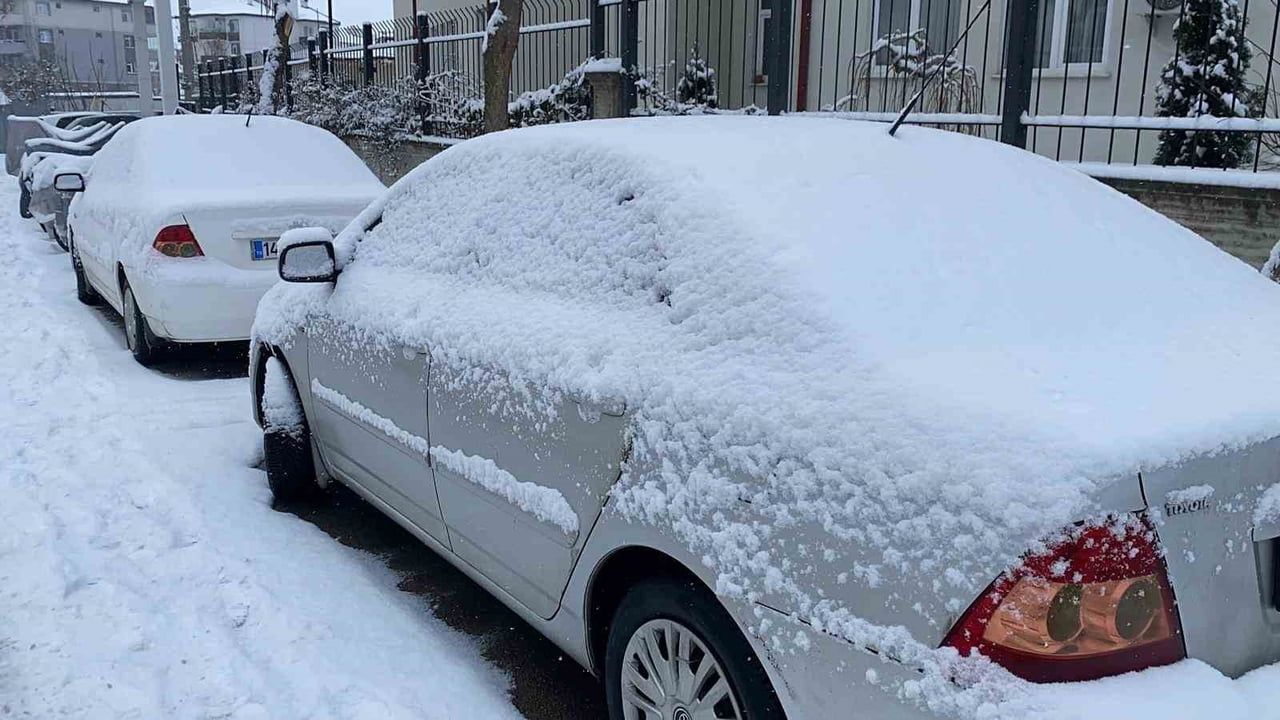 Bolu beyaza büründü: Kar yağışı ve sıcaklık sıfırın altında 4 derece