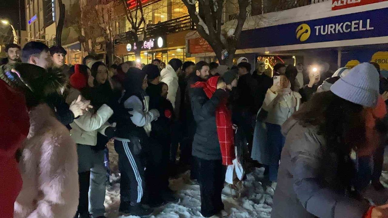 Bolu'da 2026 coşkusu: Oyun havaları ve sürpriz evlilik teklifi