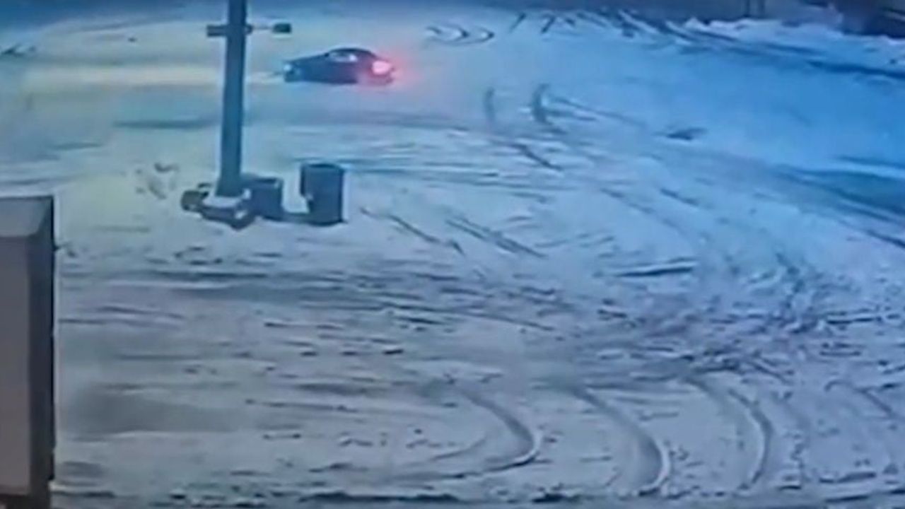 Bolu'da dinlenme tesisi otoparkında kar üzeri drift yapan sürücülere ağır ceza