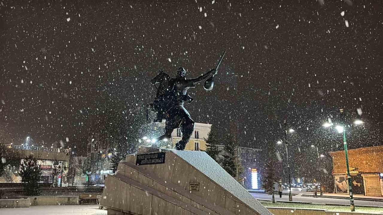 Bolu'da Gece Kar Yağışı: Yeşil Alanlar Beyaza Büründü