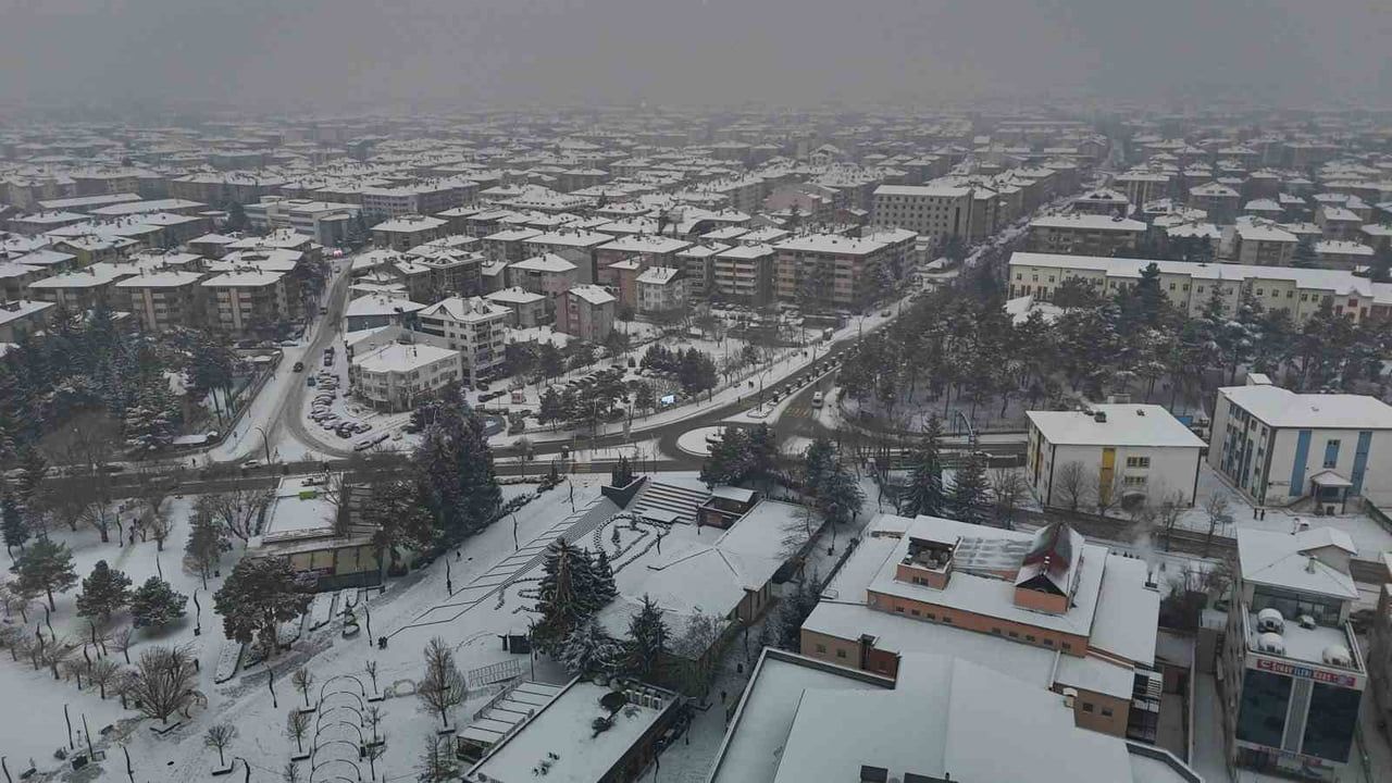 Bolu’da kar yağışı devam ediyor — Kent merkezi havadan görüntülendi