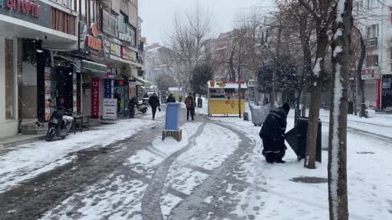 Bolu'da kar yağışı şehir merkezini beyaza bürüdü