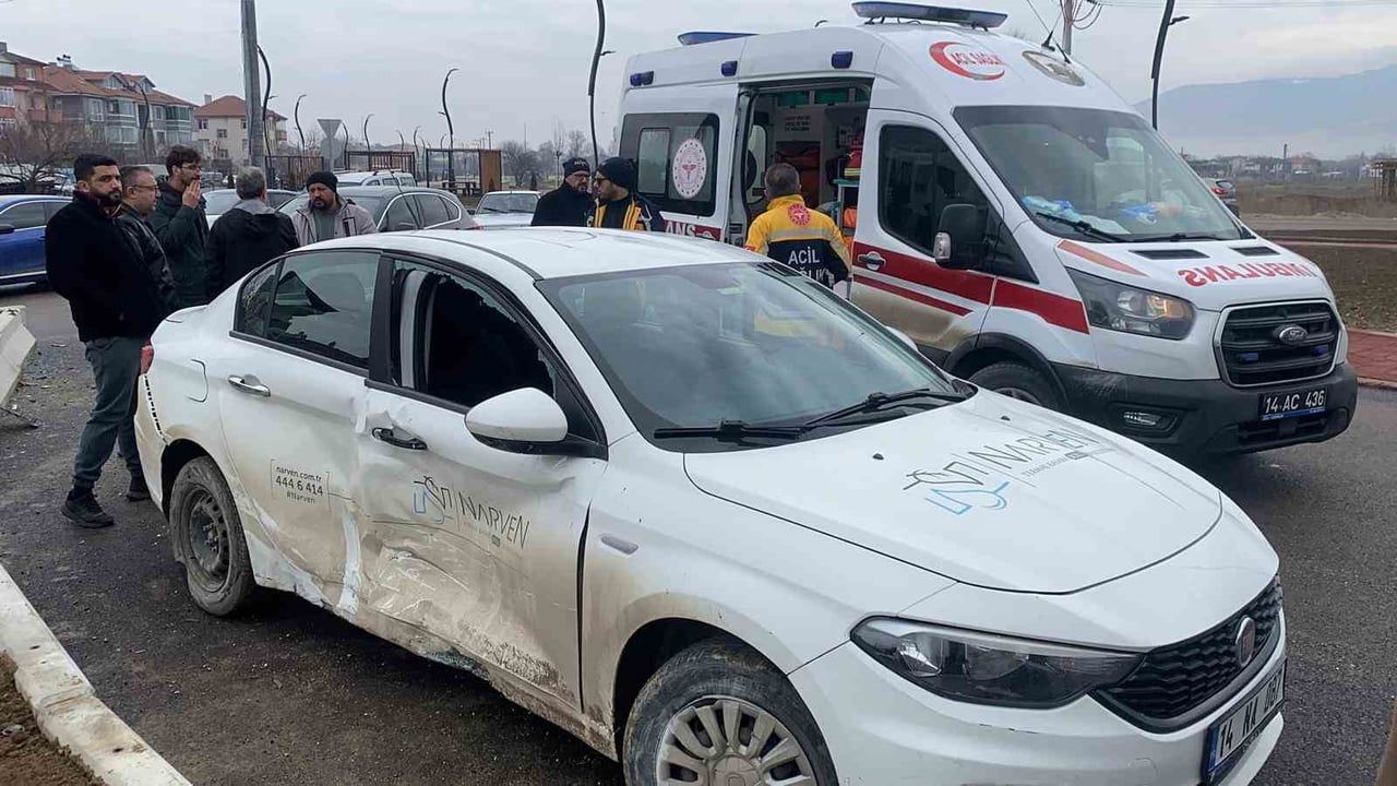 Bolu'da kavşakta iki otomobil çarpıştı: 1 yaralı