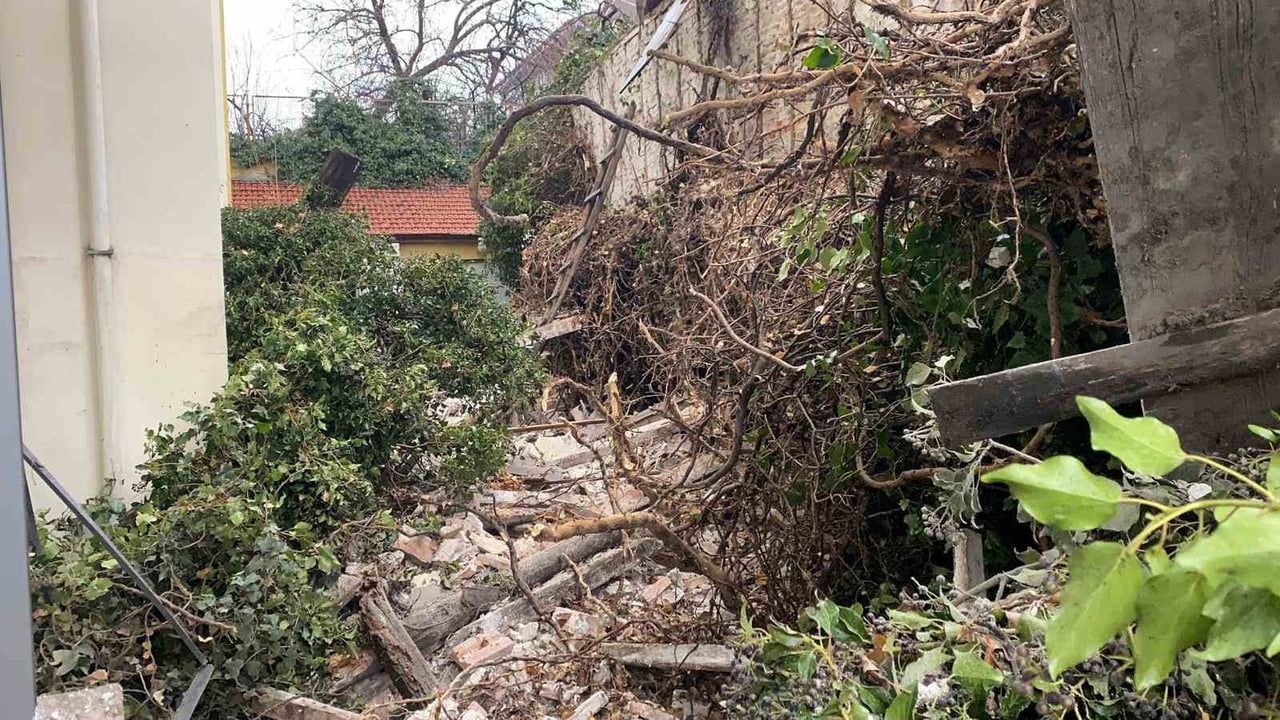 Bolu'da metruk bina çöktü; park halindeki otomobile zarar verdi