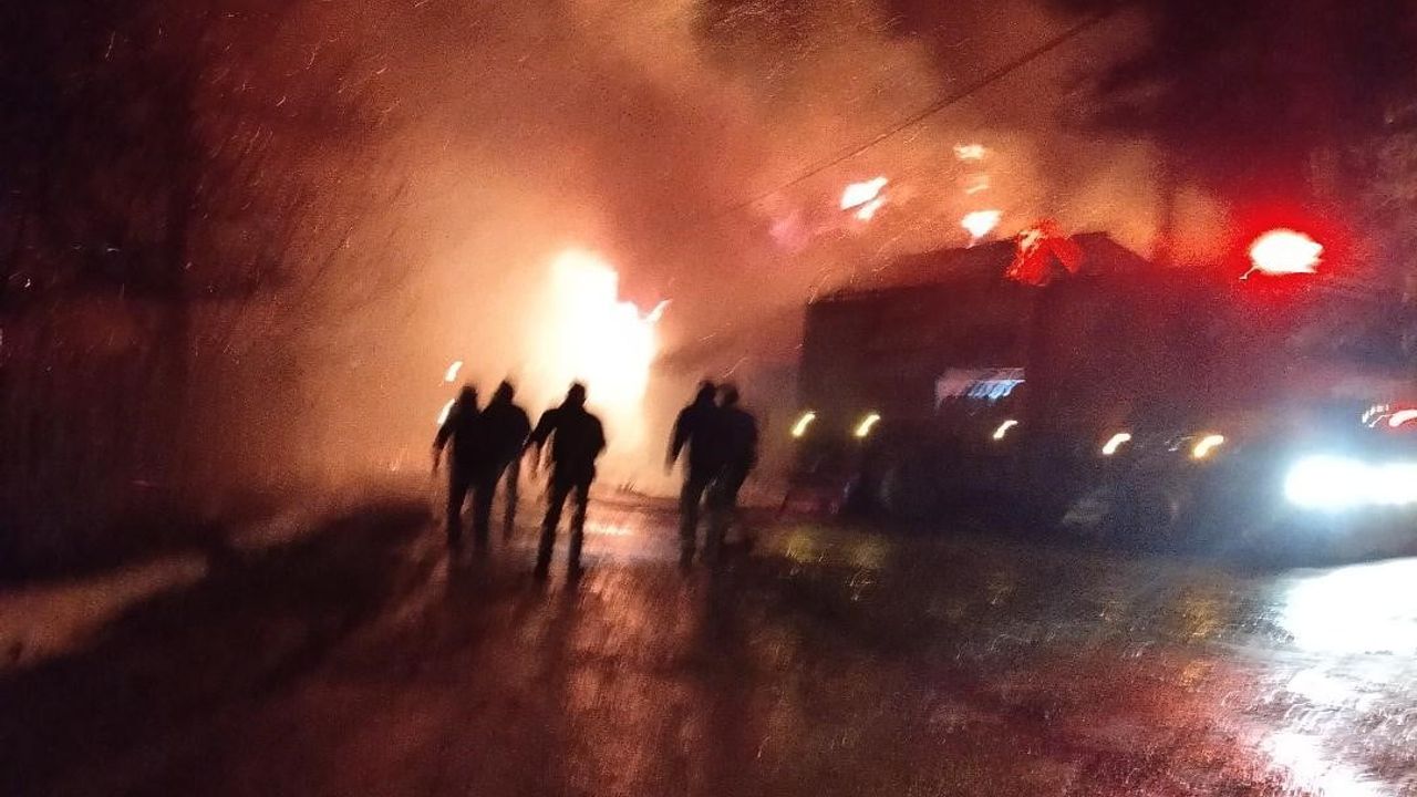 Bolu'da Piroğlu köyünde iki katlı ev alevlere teslim oldu