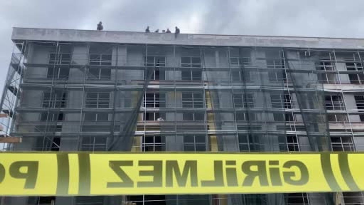 Bolu'da Uygulama Okulu İnşaatında Maaş Eylemi: 8 İşçi Çatıda