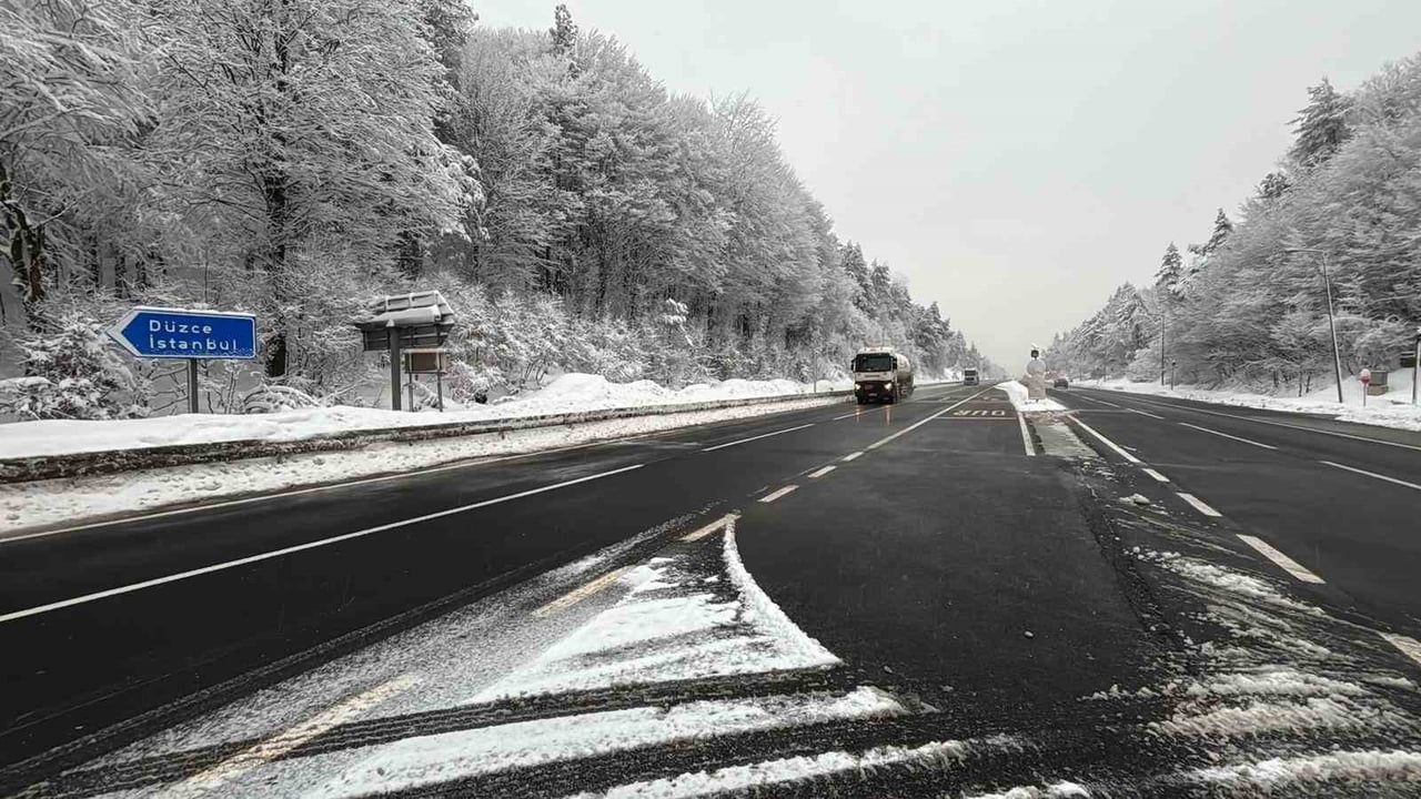 Bolu Dağı'nda D-100'de kar yağışı ulaşımı etkiliyor