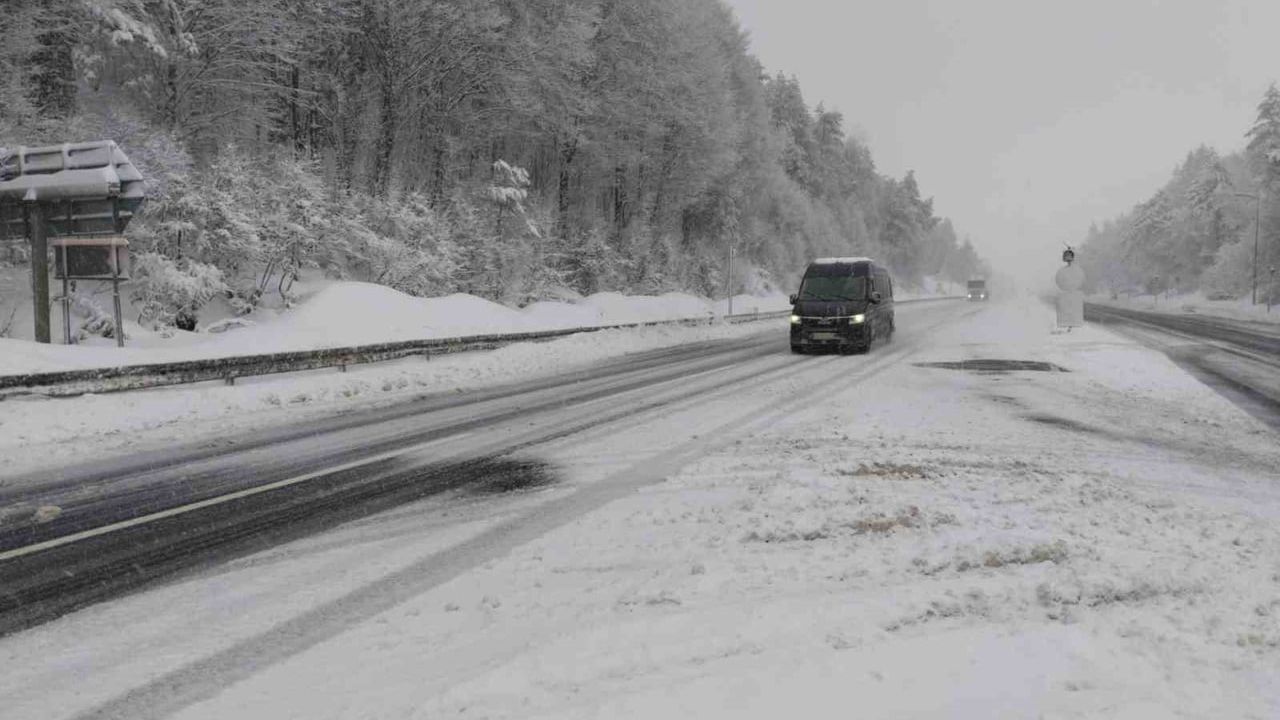 Bolu Dağı'nda kar yağışı ulaşımı etkiliyor