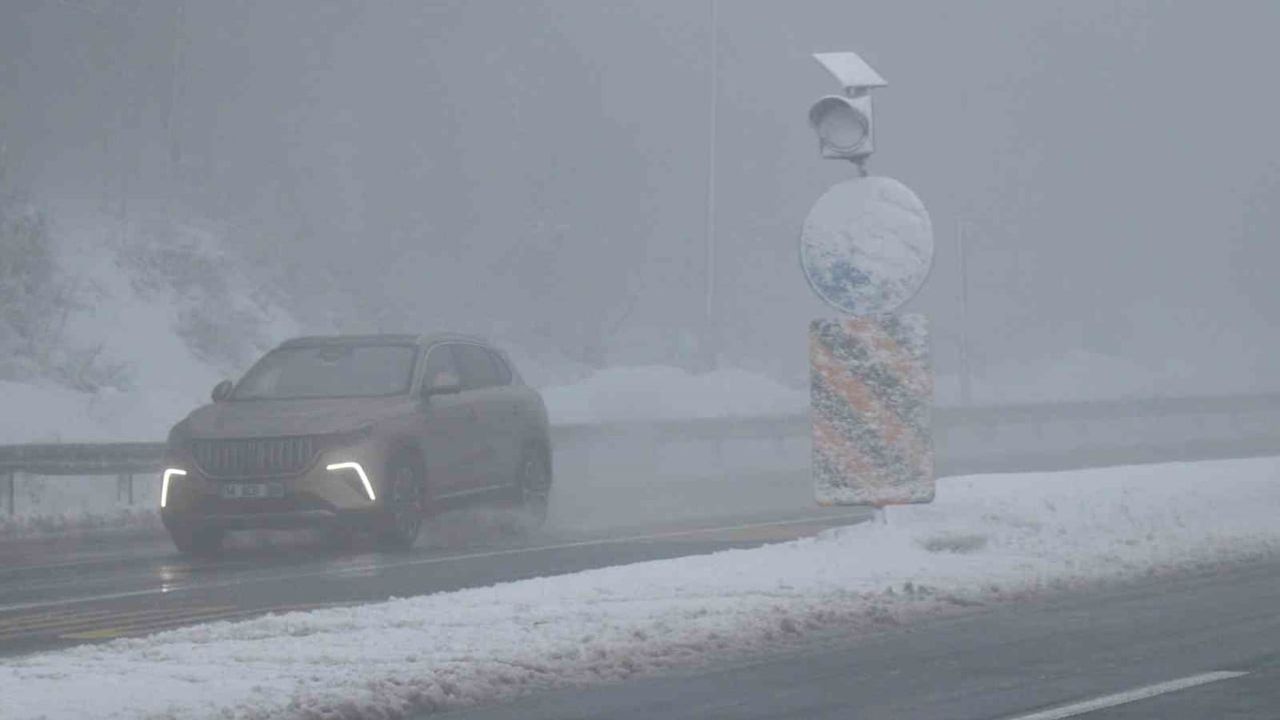 Bolu Dağı’nda yoğun sis ve hafif kar: Görüş 30 metreye düştü