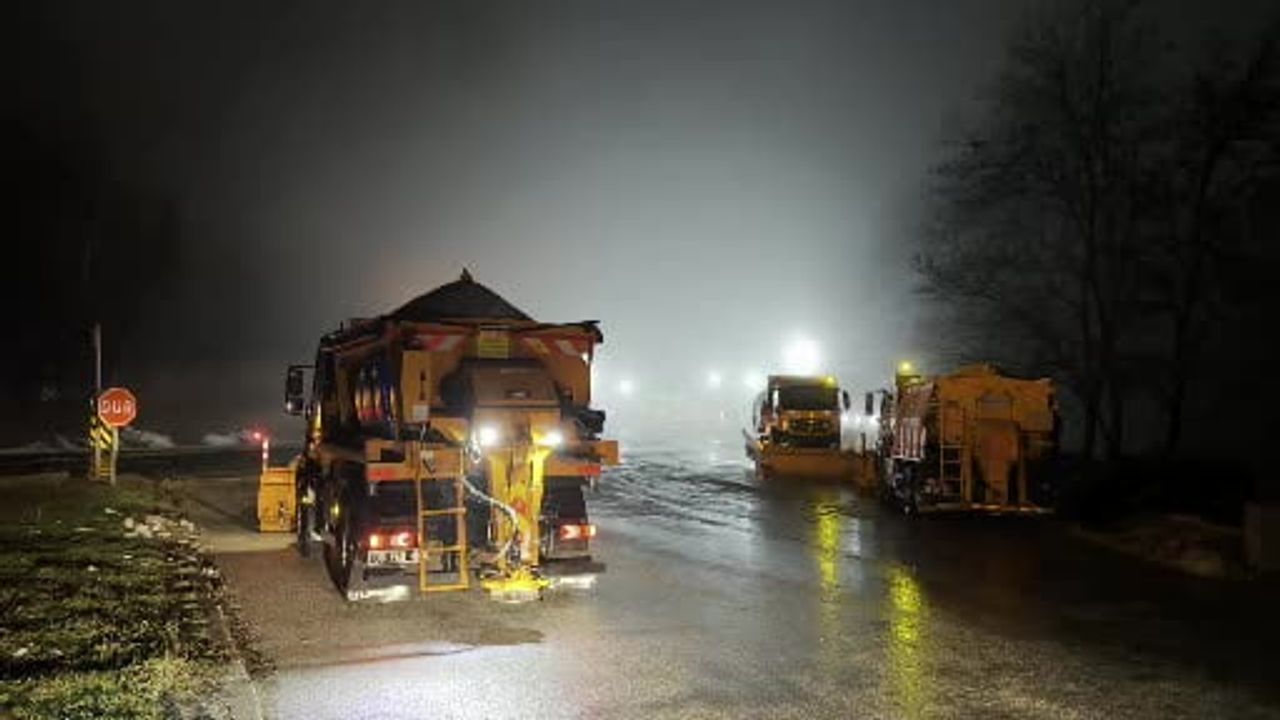 Bolu Dağı'nda Yoğun Sis ve Sağanak: Karayolları Ekipleri Teyakkuzda