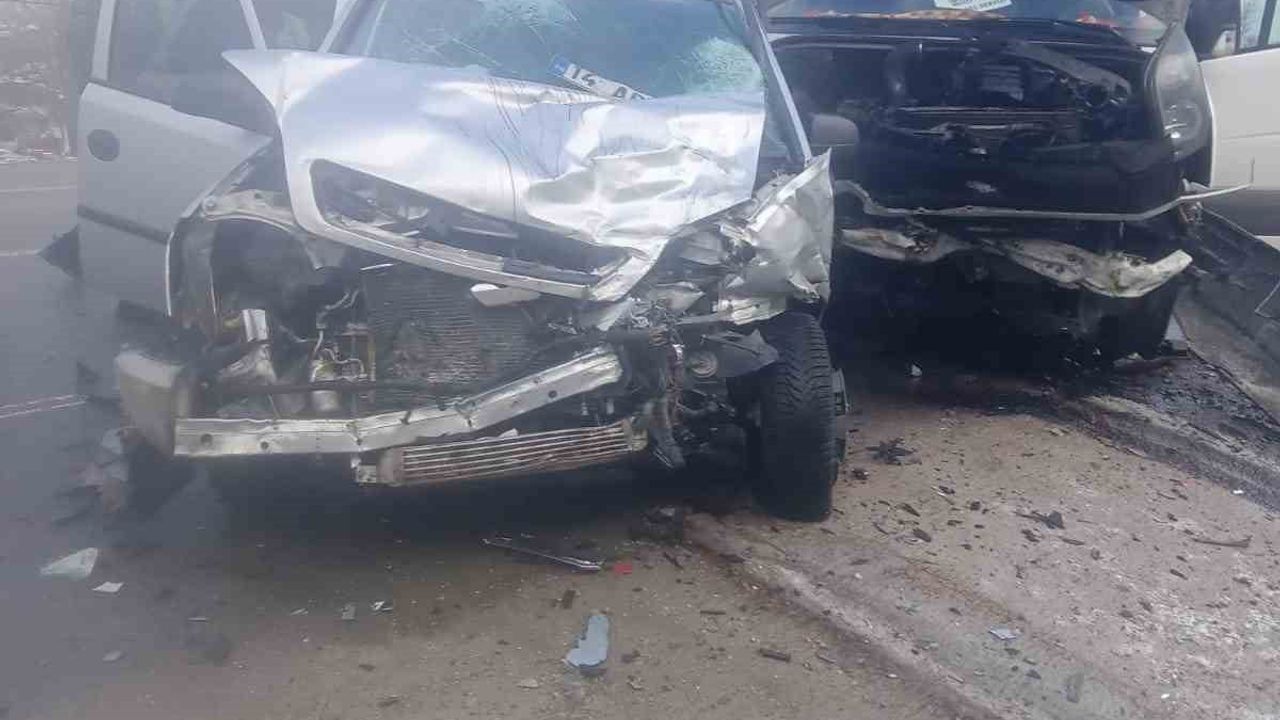 Bolu-Mudurnu yolunda feci çarpışma: 10 yaralı, 1’i ağır