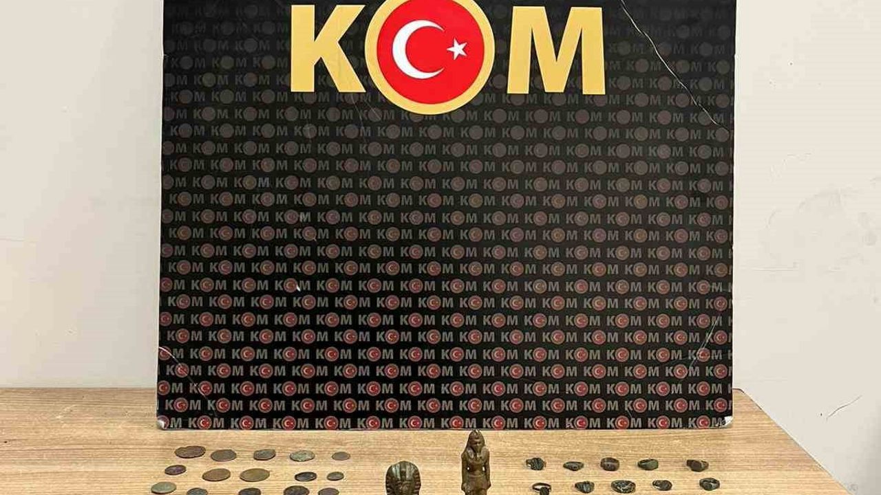 Bolvadin'de polis tarihi eser operasyonunda 55 sikke, 34 yüzük ve 2 obje ele geçirildi