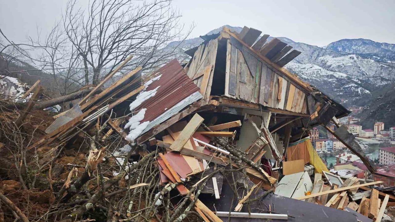Borçka'da kar sonrası heyelan: ev ve ahır yıkıldı