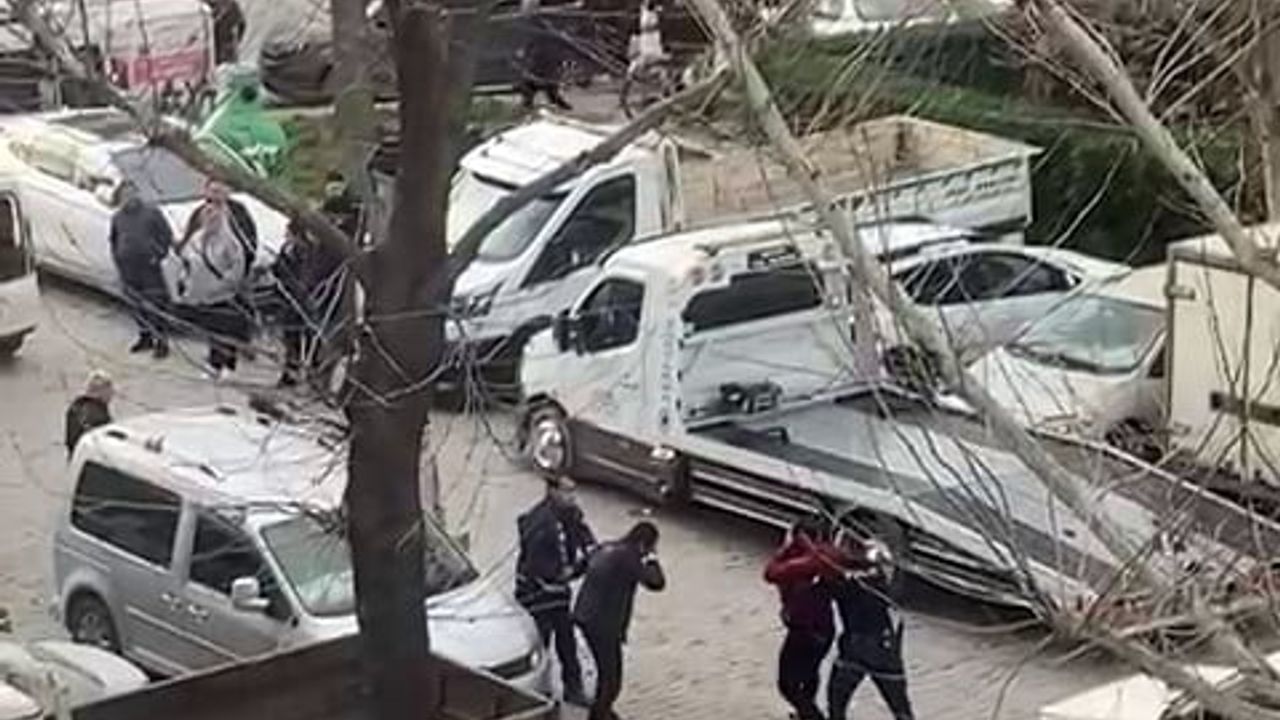 Bornova'da Çamdibi Polis Merkezi Önünde Sopalı Saldırı: Gözaltı Anları Kamerada