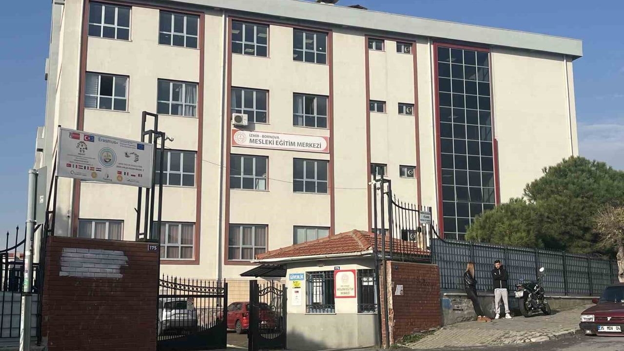 Bornova'da öğretmene idari soruşturma: Öğrencileri ders saatinde evde çalıştırdığı iddiası