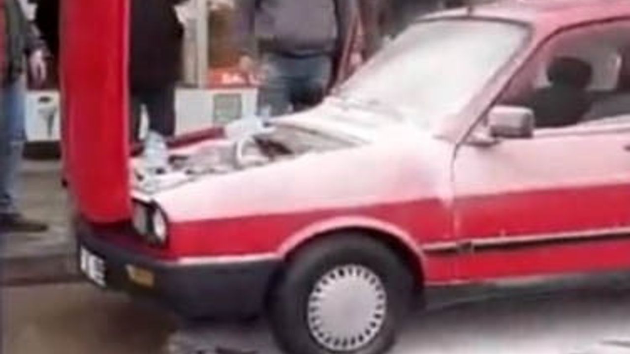 Boyabat’ta park halindeki otomobilde çıkan yangına esnaf müdahalesi