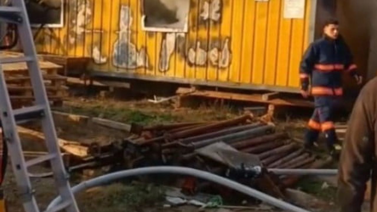 Boyabat’ta şantiyedeki konteyner yangını kontrol altına alındı