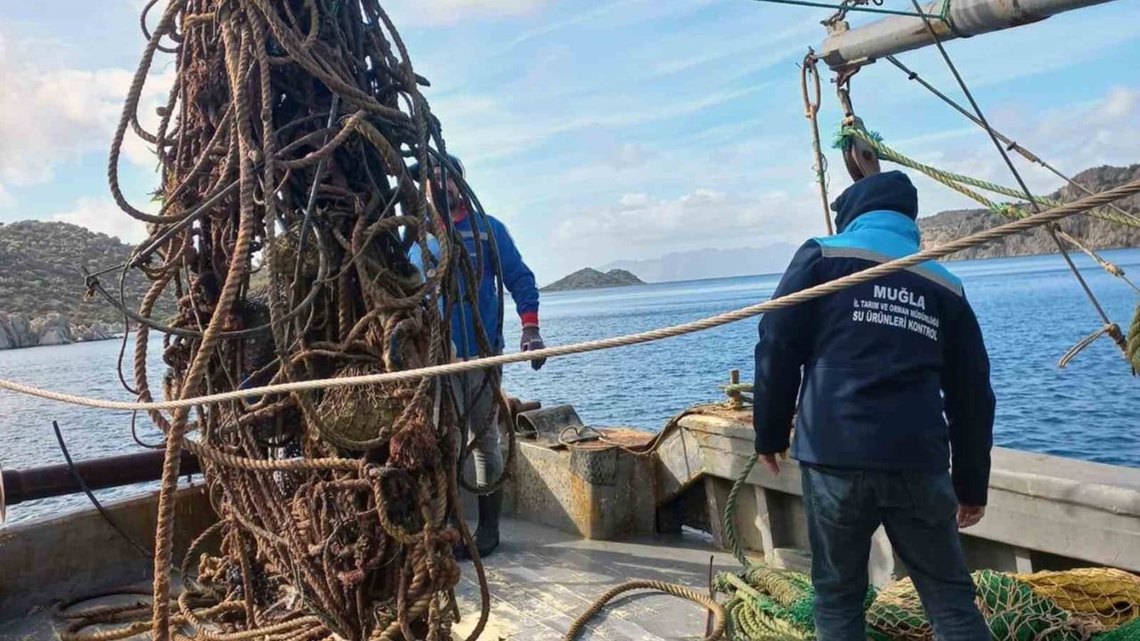 Bozburun Çomçalık'ta hayalet ağlar denizden çıkarıldı
