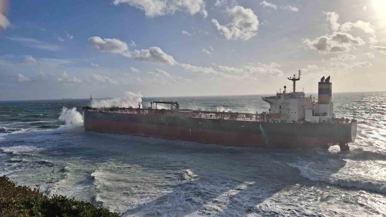 Bozcaada açıklarında boş ham petrol tankeri 'QENDIL' karaya oturdu