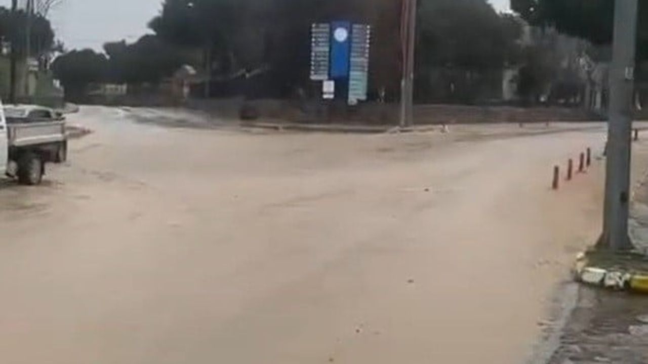 Bozcaada'da sağanak nedeniyle sokaklar göle döndü