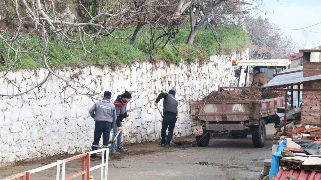 Bozdoğan Belediyesi Madran Mahallesi'nde Kapsamlı Temizlik Çalışması Yürüttü