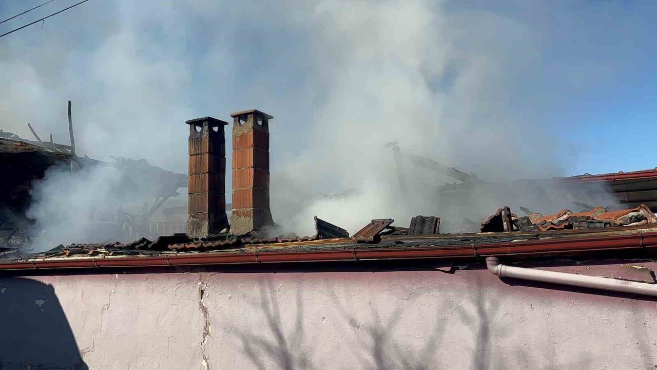 Bozdoğan’da ev çıkan yangında kullanılamaz hale geldi