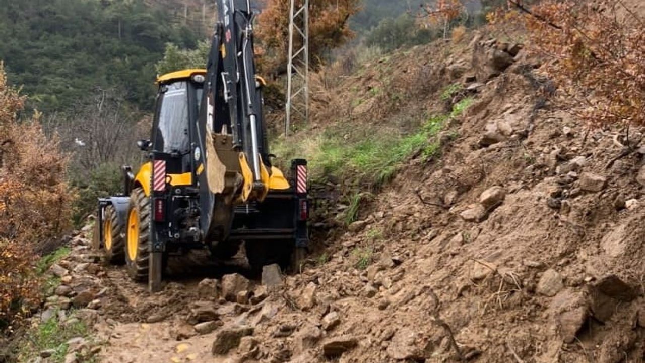 Bozdoğan’da sağanak sonrası yol yeniden ulaşıma açıldı