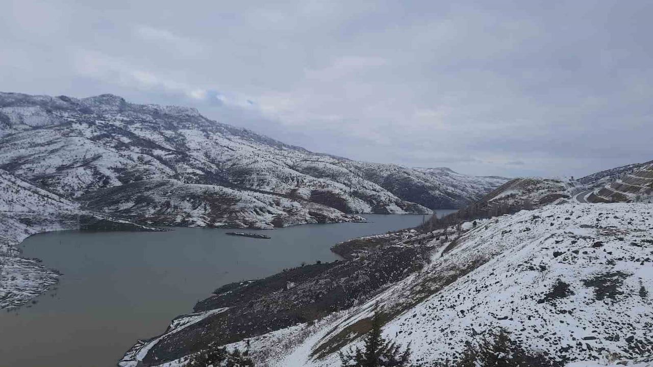Bozkır Barajı'nda su seviyesi kar yağışlarıyla hızla arttı