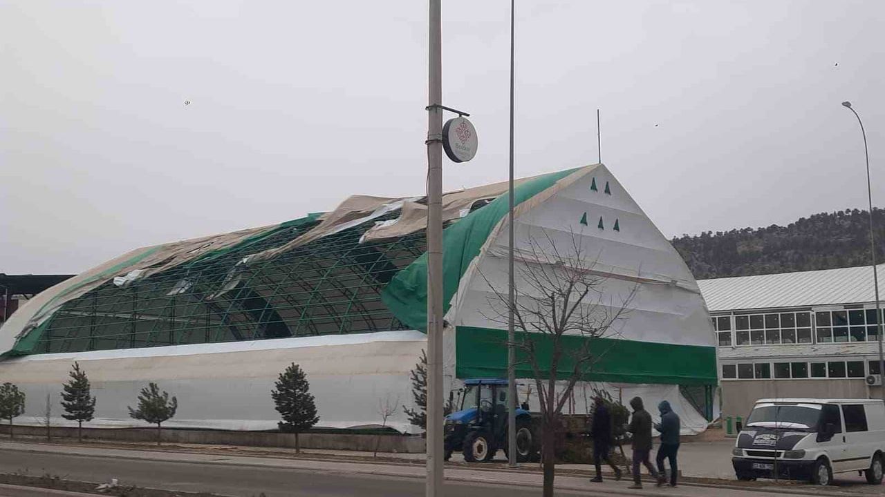 Bozkır’da fırtına çatıları uçurdu, ağaçlar devrildi