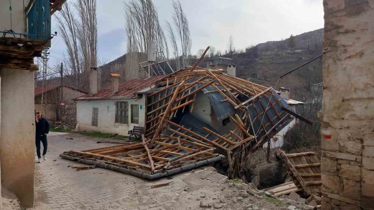 Bozkır'da kuvvetli rüzgar Dereköy'de çatıyı uçurdu