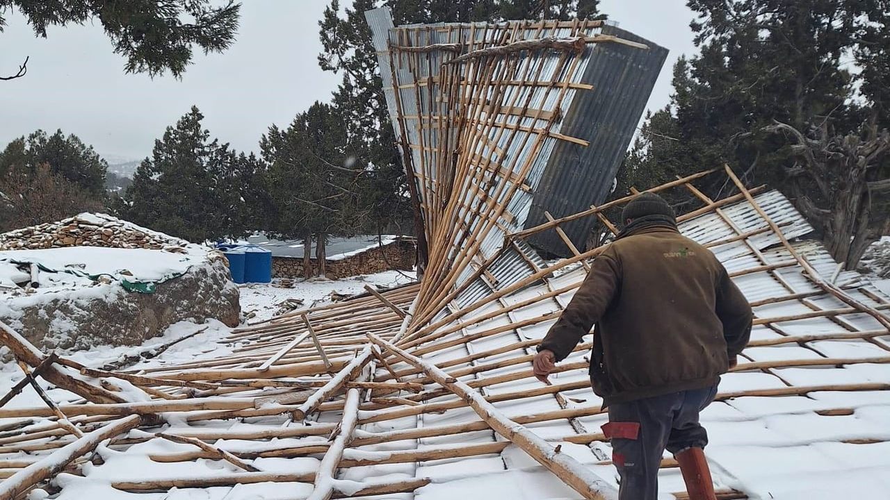 Bozkır'da şiddetli fırtına ahırı kullanılamaz hale getirdi