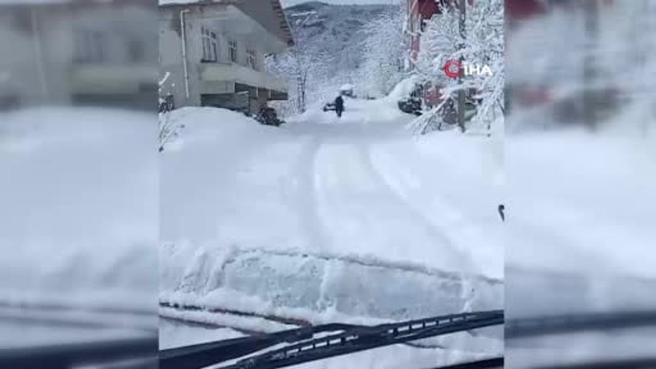 Bozkurt'ta Karla Kapanan Köy Yolu Açılınca Vatandaş Sevinçle Oynadı