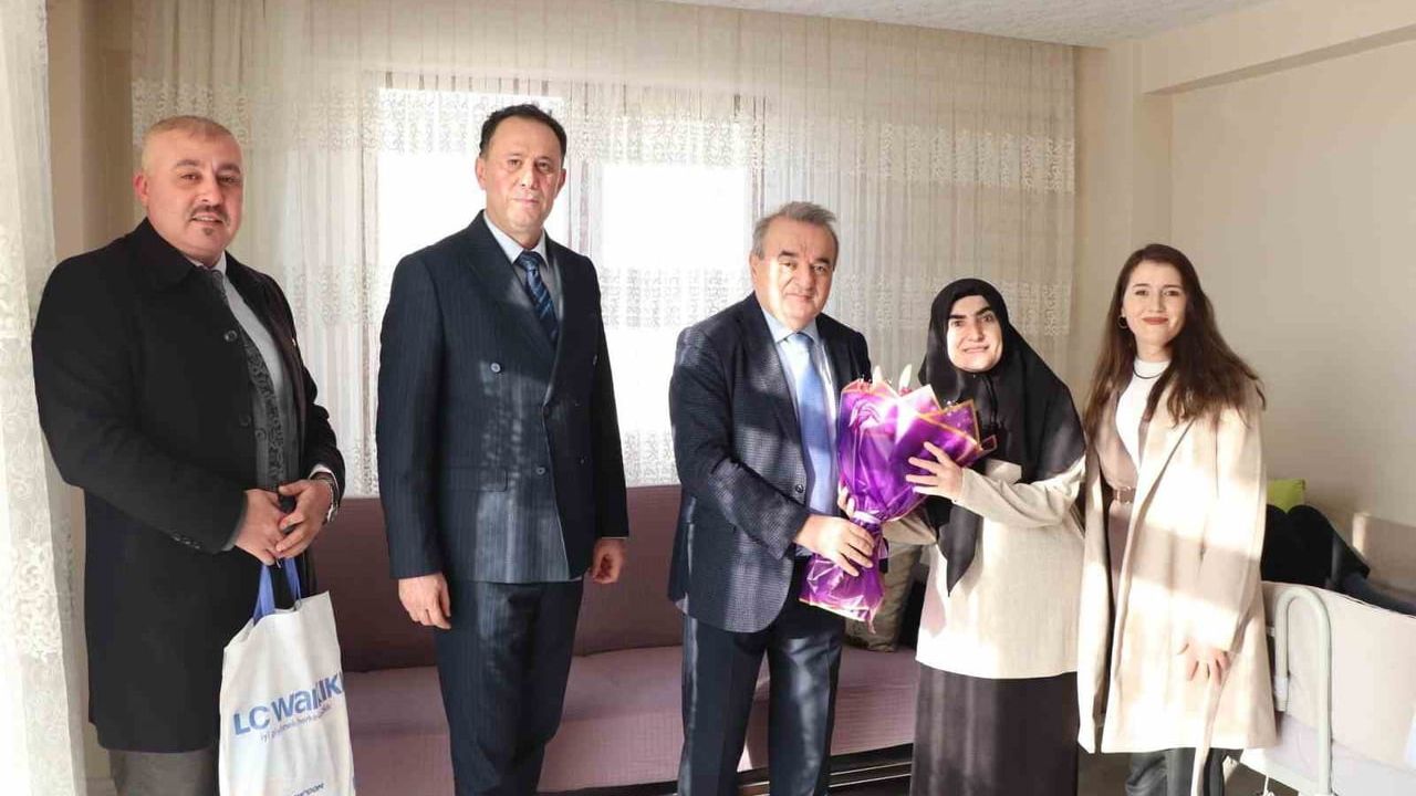 Bozüyük'te evde eğitim alan öğrenciye karne ziyareti