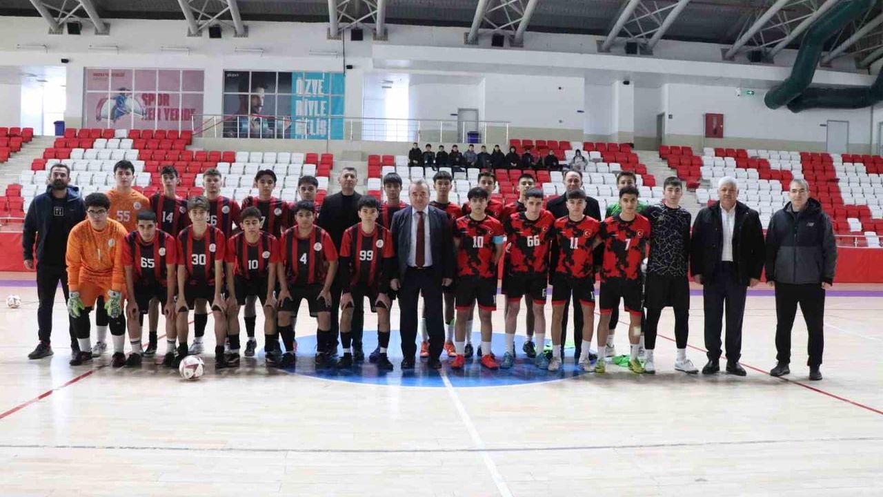 Bozüyük’te Okul Sporları Genç Erkek Futsal Grup Maçları İlgiyle İzlendi