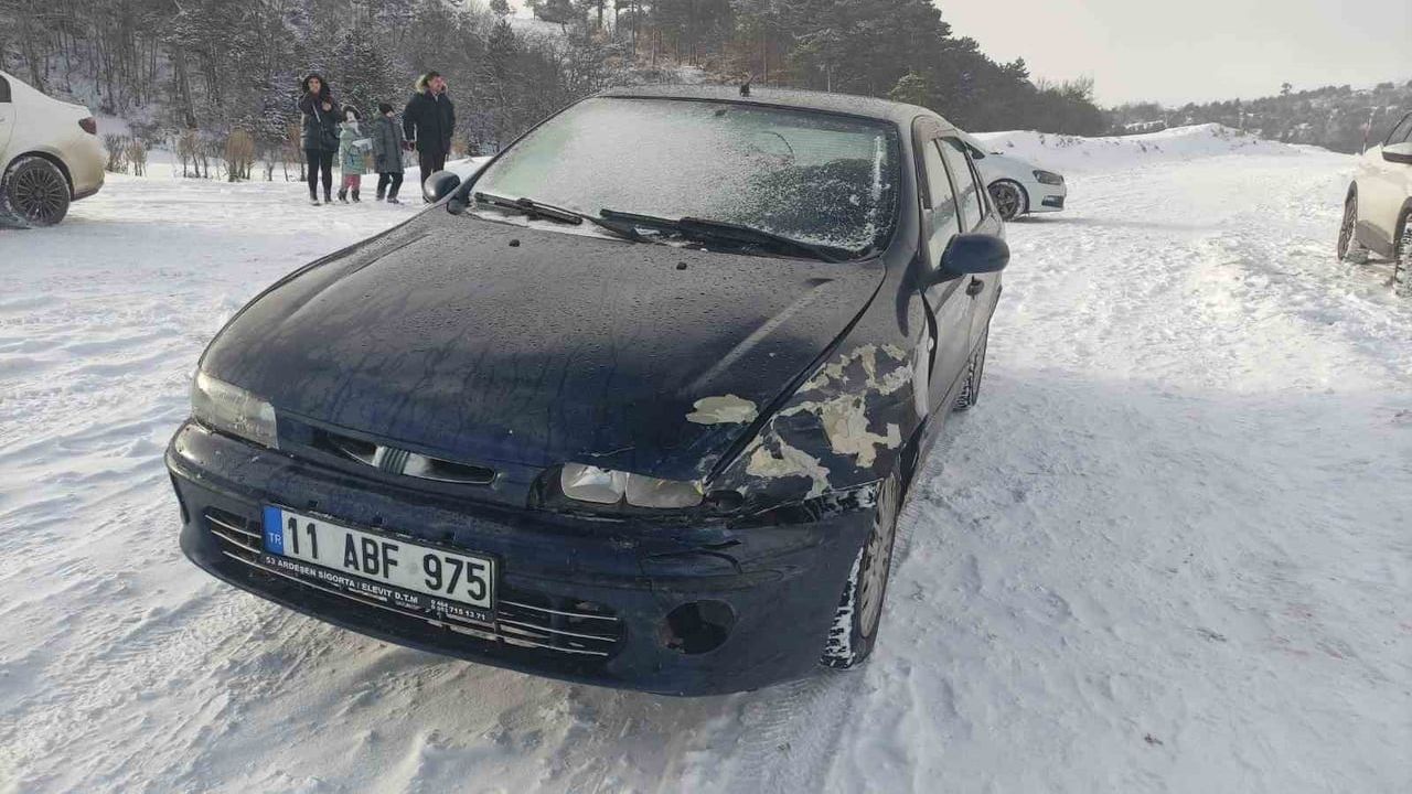 Bozüyük'te park halindeki araca çarpan otomobil: 1 yaralı