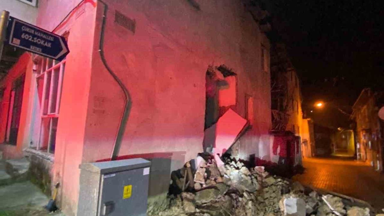 Bucak’ta kullanılmayan kerpiç evin yan duvarı çöktü