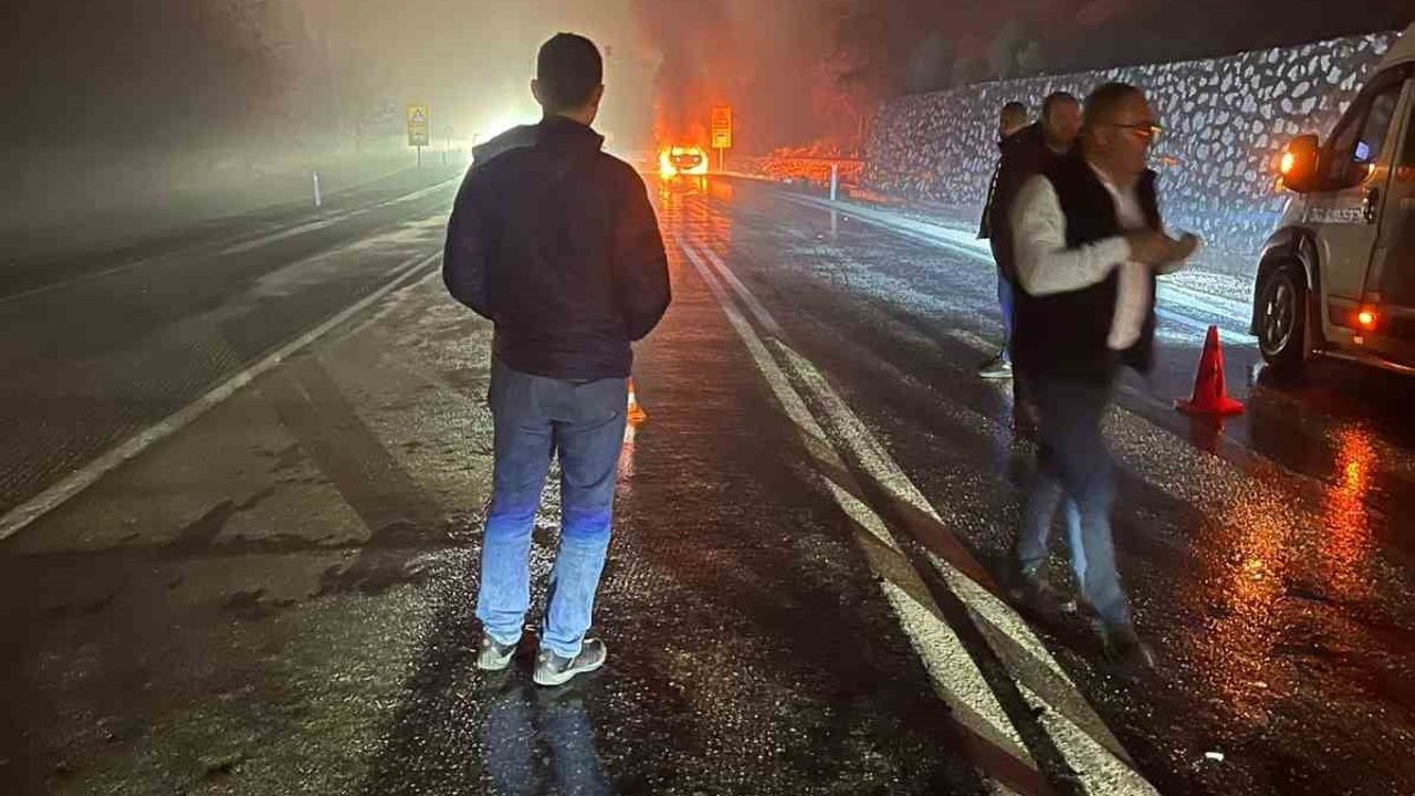 Bucak'ta seyir halindeki BMW alev aldı, 5 kişi kurtarıldı