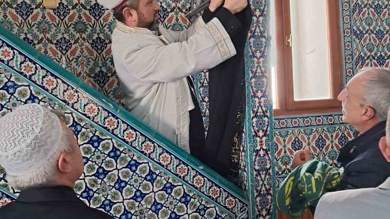 Büğdüz Mahalle Camii'nin Minber Örtüsü Geleneksel Motiflerle Yenilendi