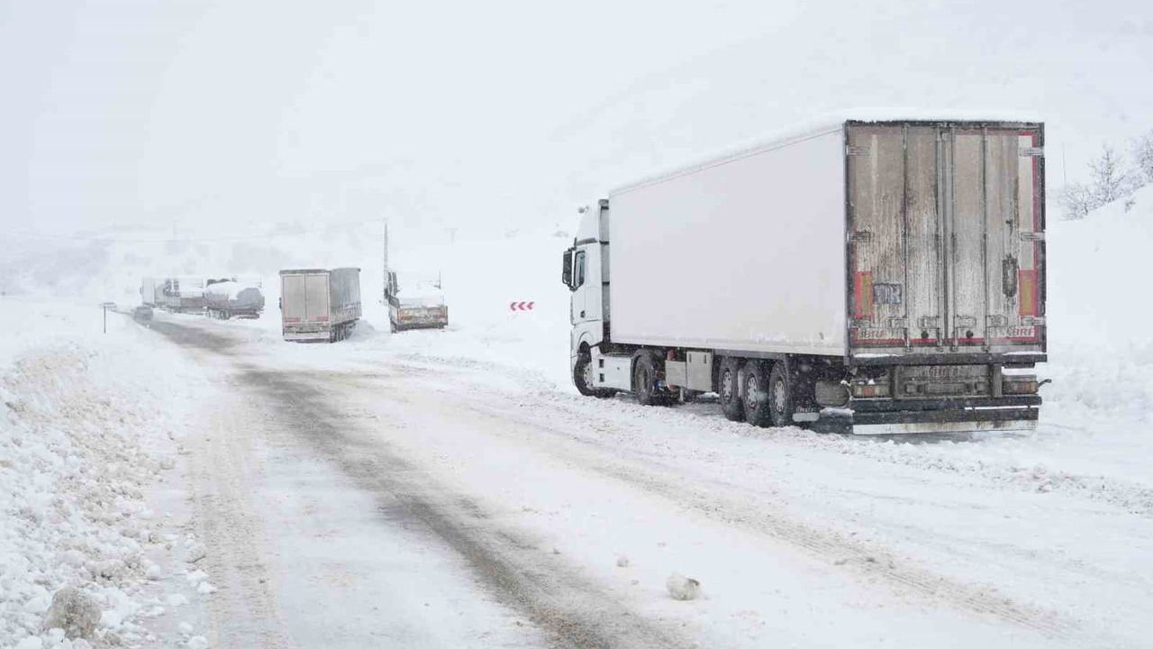 Buğlan Geçidi'nde yoğun kar: 60 araçta 140 kişi kurtarıldı