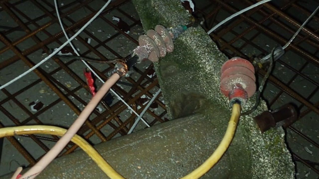 Buldan'da fırtına yüksek gerilim hattını inşaata devirdi