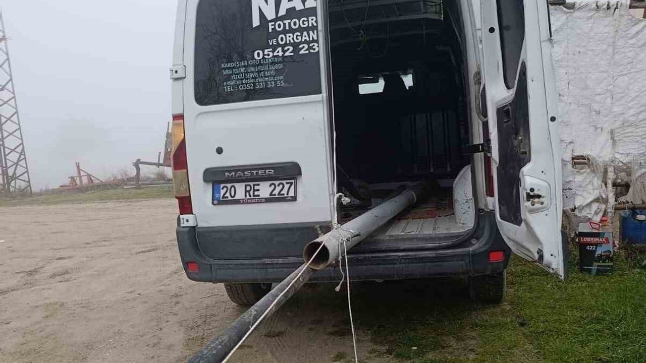 Buldan'da tepeye bayrak dikme girişiminde direk ipi çalındı