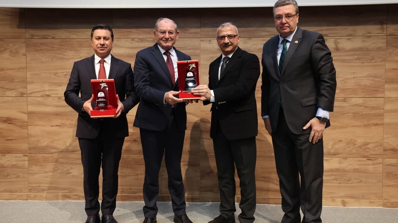 Bülent Nuri Çavuşoğlu 'Ege’nin En Başarılı Büyükşehir Belediye Başkanı' seçildi