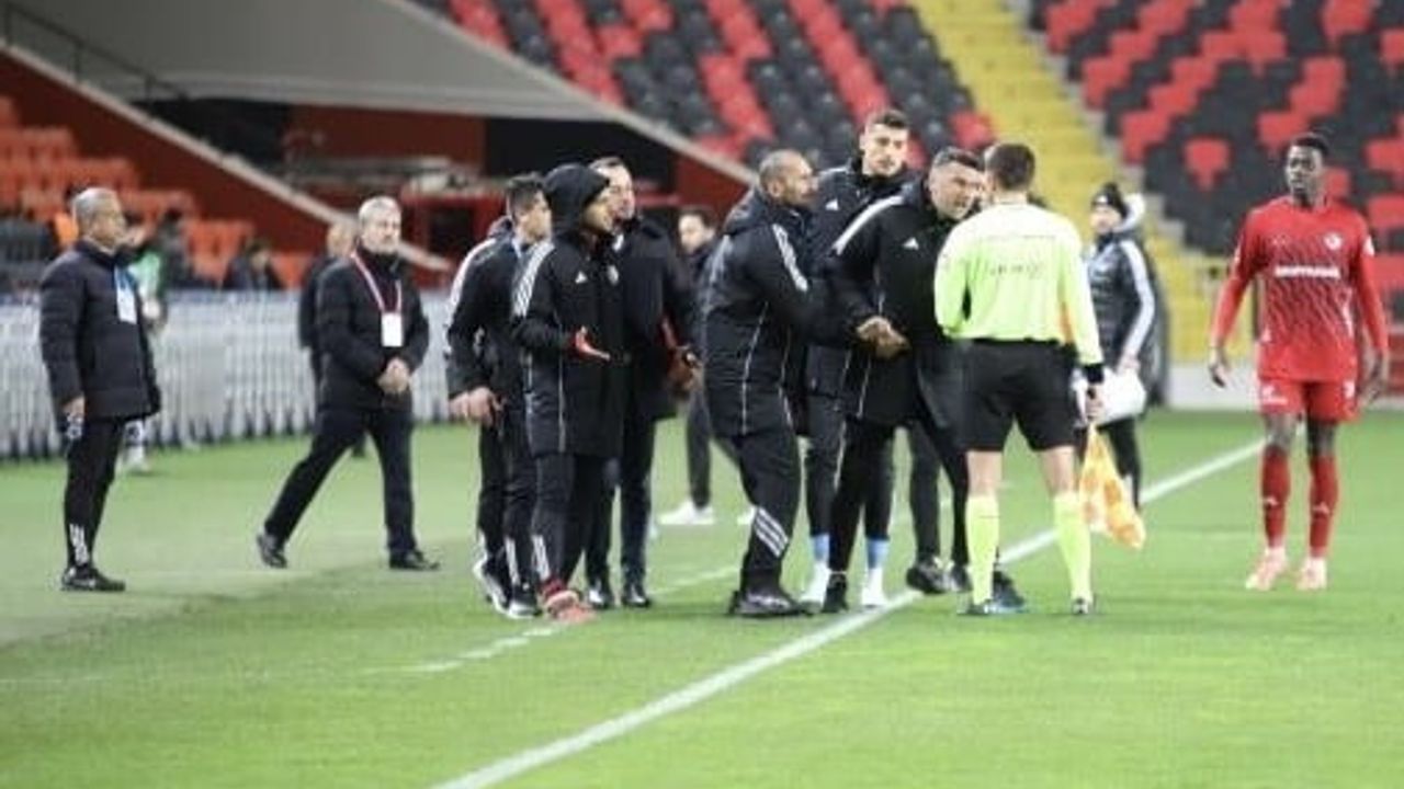 Burak Yılmaz'tan futbol kamuoyuna ve hakemlere özür