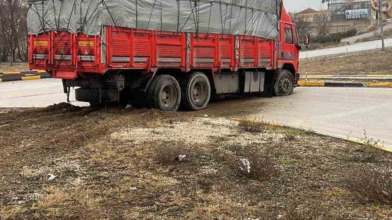 Burdur - Antalya kara yolunda trafik kazası: otomobil ile kamyon çarpıştı
