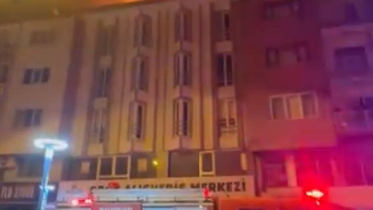 Burdur'da çatı yangını: 4 katlı binanın çatısı kullanılamaz hale geldi