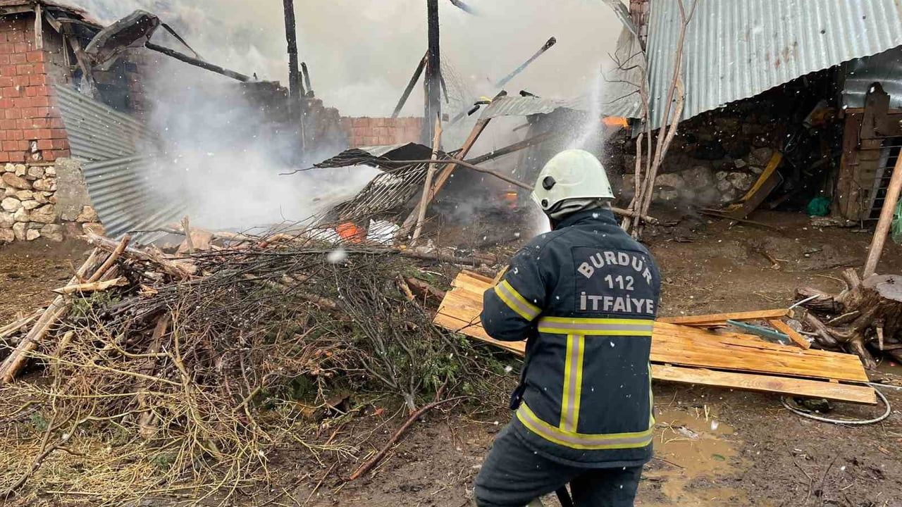 Burdur'da ev yangını ahıra sıçradı, itfaiye müdahale etti