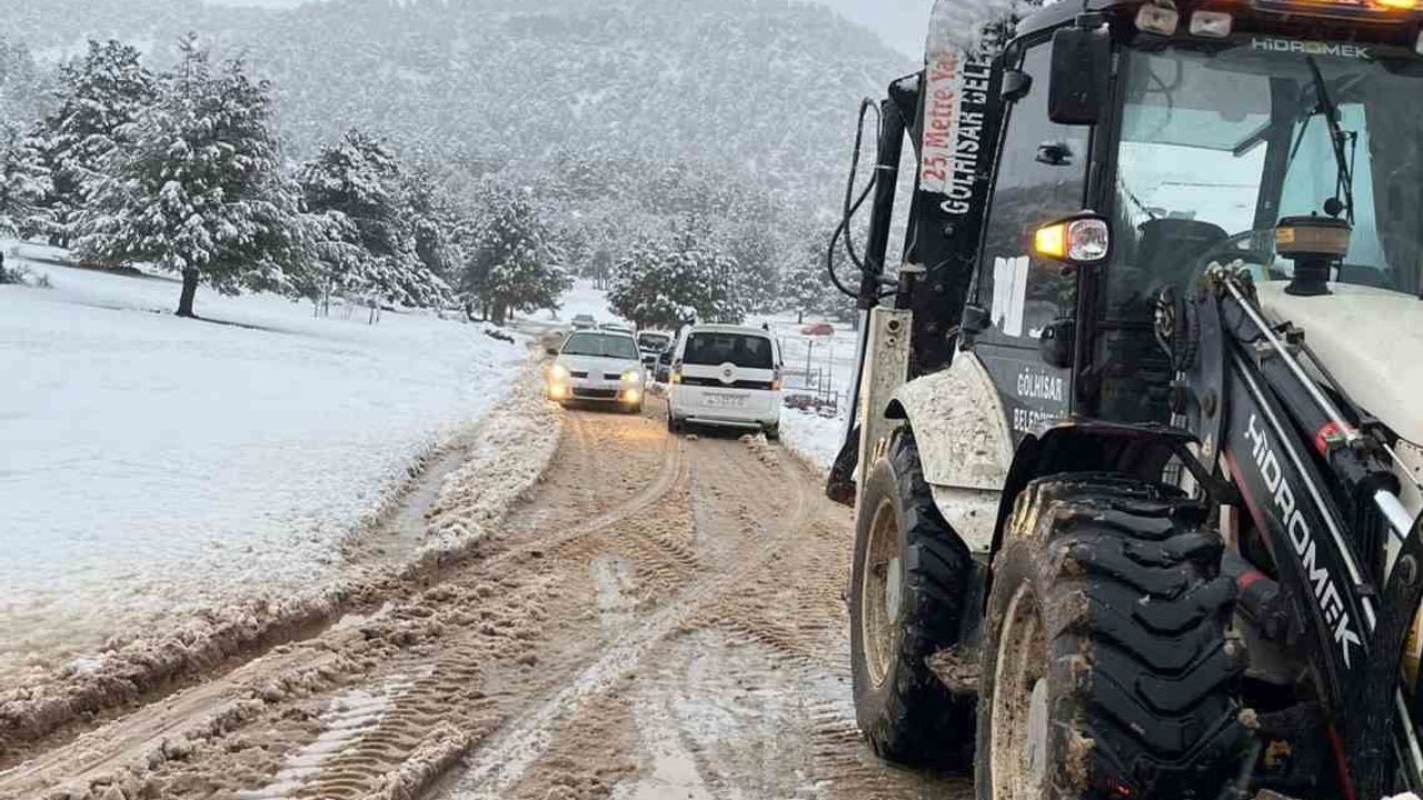 Burdur'da kar yağışında mahsur kalanlar kurtarıldı