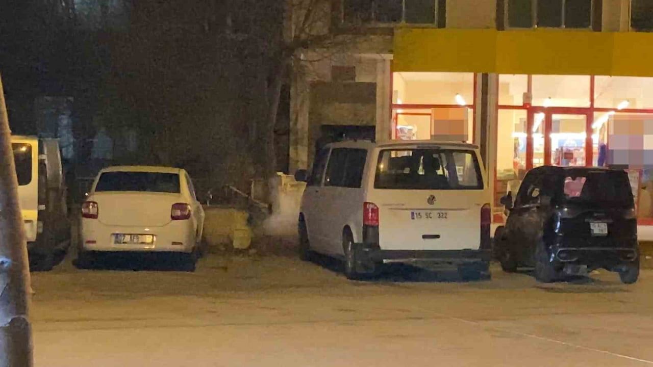 Burdur'da Kışla Caddesi'nde şüpheli çanta fünye ile patlatıldı