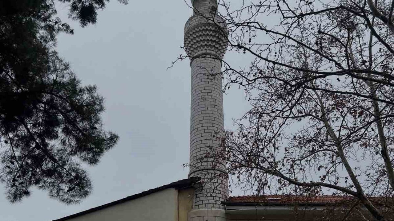 Burdur'da Salda Köyü'nde Cami Minaresi Kubbesi Koptu