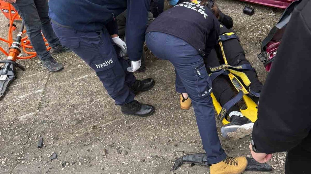 Burdur’da üç otomobilin çarpıştığı kazada 4 yaralı